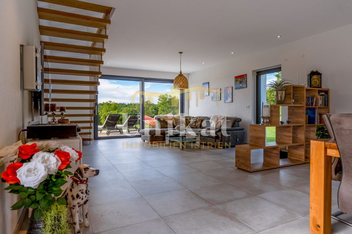 Luksuzna hiša z garažo v kleti - 3 km do morja